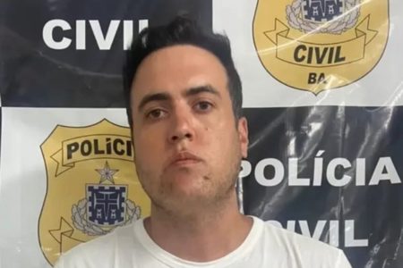 Imagens coloridas mostram homem branco à frente de banner da Polícia Civil