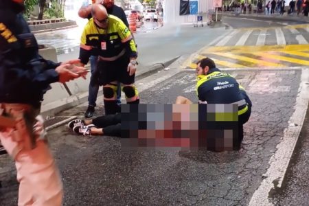 Imagem colorida de homem executado no chão. Metrópoles