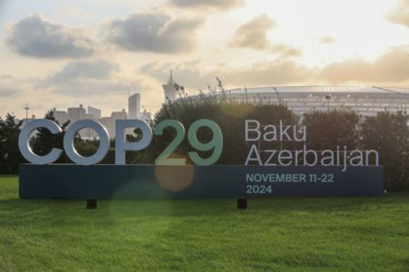Imagem colorida de letreiro da COP29 em Baku, capital do Azerbaijão - Metrópoles