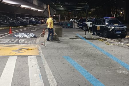 Imagem colorida de corpo em aeroporto. Metrópoles