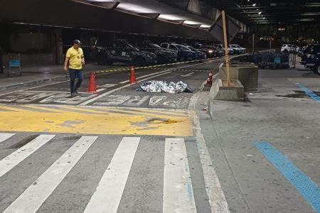 Imagem colorida de corpo em aeroporto. Metrópoles