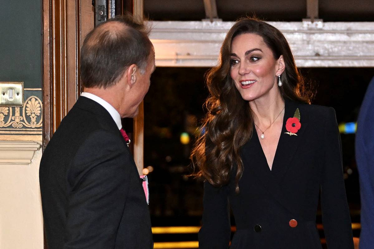 Kate Middleton faz 1ª grande aparição pública