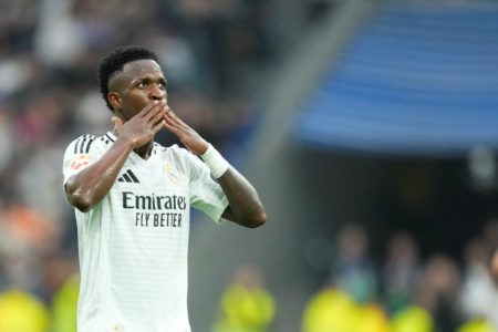 Foto colorida de Vini Jr., do Real Madrid, mandando beijo - Metrópoles