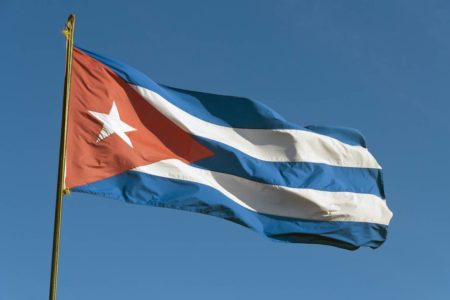 Imagem colorida mostra bandeira de Cuba - Metrópoles
