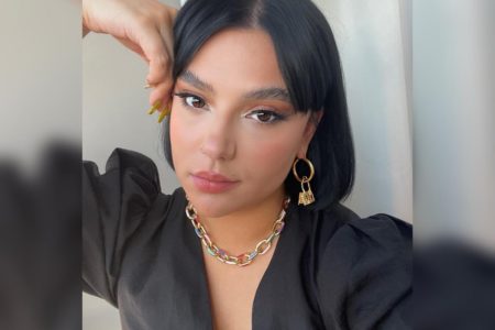 Foto selfie de Saskia Clark, britânica que teve sintomas atribuídos a ansidade mas foi diagnostica com câncer na tireoide. Ela é branca e tem cabelos pretos. Metrópoles