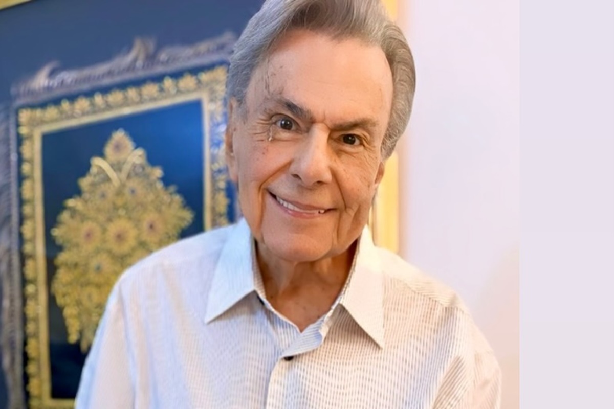 Agnaldo Rayol posa sorridente e de camisa social - Metrópoles
