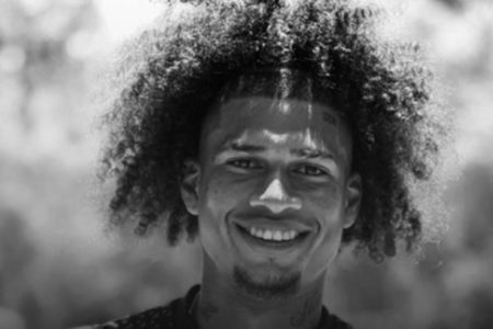 Imagem em preto e branco mostra o jogador Marco Angulo, da LDU, sorrindo | Metrópoles