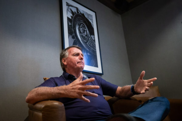 Imagem colorida do ex-presidente Jair Bolsonaro concedendo entrevista ao Metrópoles