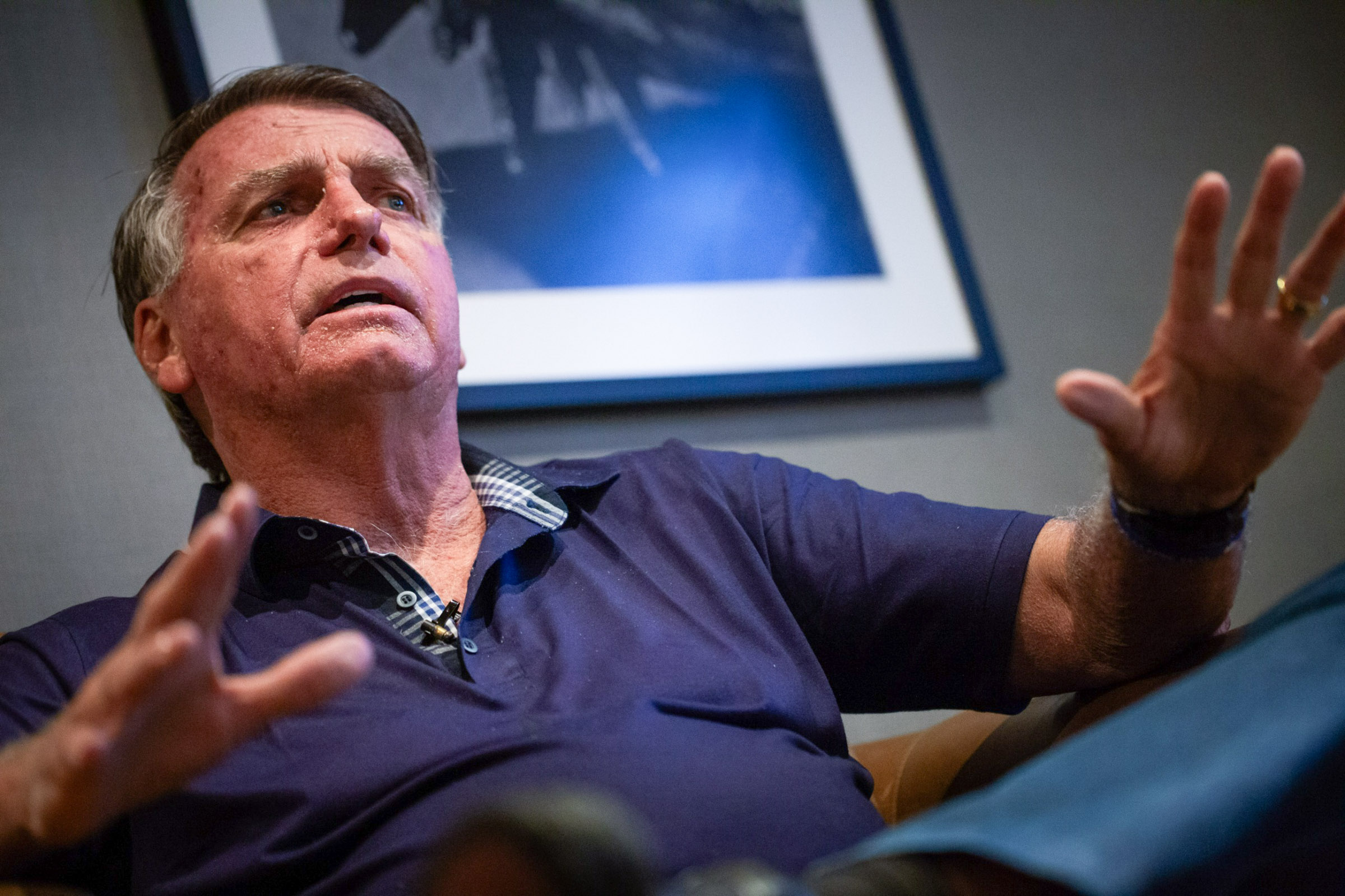Imagem colorida do ex-presidente Jair Bolsonaro concedendo entrevista ao Metrópoles