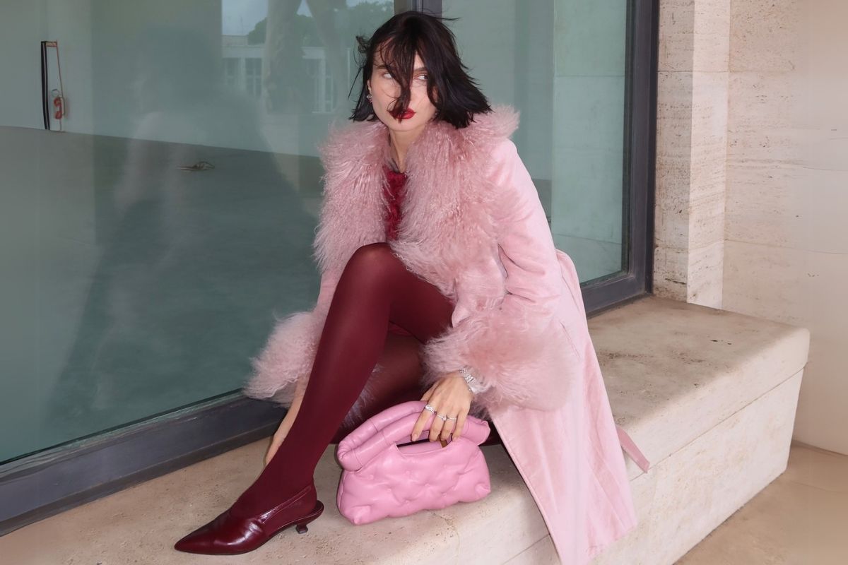 Na imagem com cor, influencer com look fashionista com meia-calça colorida - metrópoles