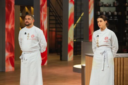 Foto colorida de Giorgia e José Roberto, no Masterchef - Metrópoles