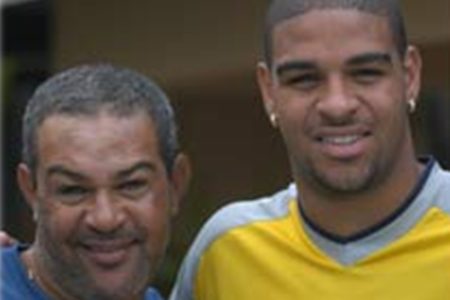 Foto colorida de Adriano Imperador e pai - Metrópoles