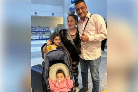 Imagem colorida de uma família, com pais e duas crianças