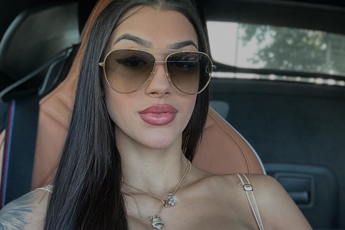 Bia Miranda posa de óculos escuros e cabelos soltos dentro de um carro - Metrópoles