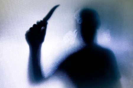Homem com faca; feminicídio; violência contra mulher - Metrópoles