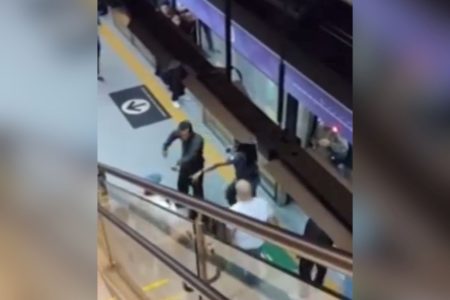 Imagem colorida de pessoas em frente a porta de um trem do metrô