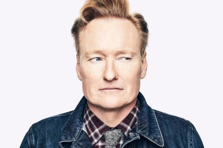 Foto colorida do comediante Conan O'Brien - Metrópoles