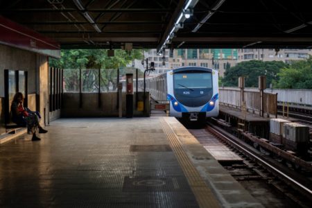 Imagem colorida de um metrô