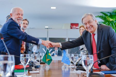 Imagem colorida de Lula e Guterres apertando as mãos no G20 - Metrópoles