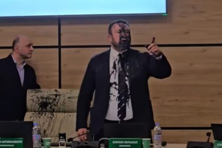 Imagem colorida de chefe da Comissão Eleitoral da Georgia com o rosto cheio de tinta - Metrópoles