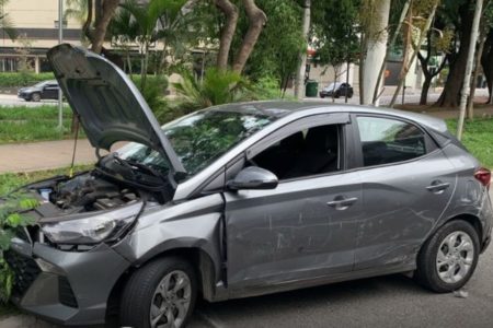 Imagem mostra veículo batido - Metrópoles