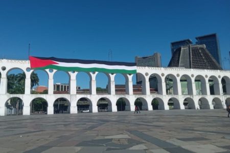 Bandeira da Palestina é colocada nos arcos da Lapa, no Rio de Janeiro
