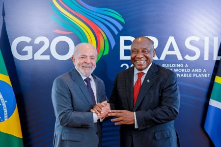 Imagem colorida do encontro entre o presidente Lula ao lado do presidente da África do Sul, Cyril Ramaphosa - Metrópoles