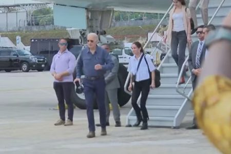 Imagem colorida do desembarque do presidente dos Estados Unidos, Joe Biden - Metrópoles