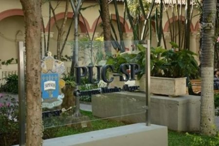 Imagem mostra entrada da PUC-SP - Metrópoles
