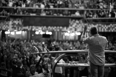 Imagem em preto e branco de um culto da Igreja Bola de Neve - Metrópoles