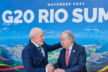 Imagem colorida do Presidente da República, Luiz Inácio Lula da Silva, com Guterres, durante cumprimentos aos líderes do G20