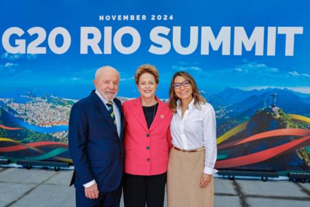 Imagem colorida de Lula, Dilma Rousseff e Janja na abertura do G20