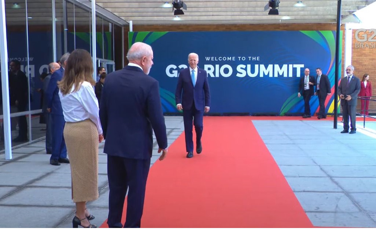 Biden e Lula se cumprimentam