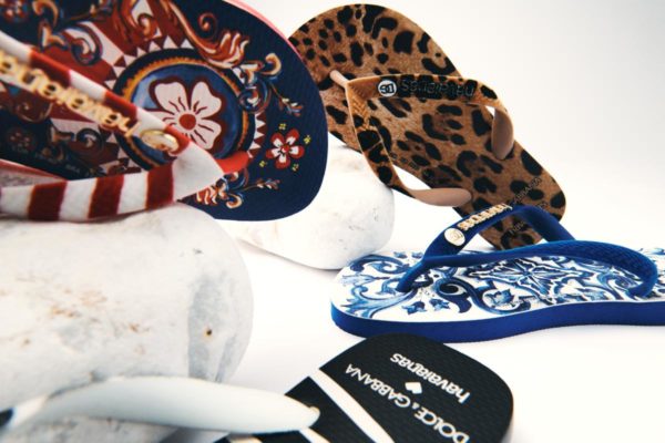 Na imagem com cor, foto de divulgação das havaianas com a Dolce & Gabbana - metrópoles