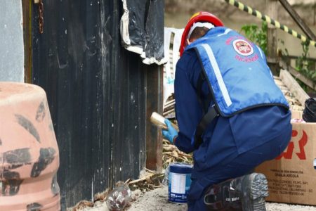 Imagem colorida, bombeiros procurando pistas em local do incêndio - Metrópoles