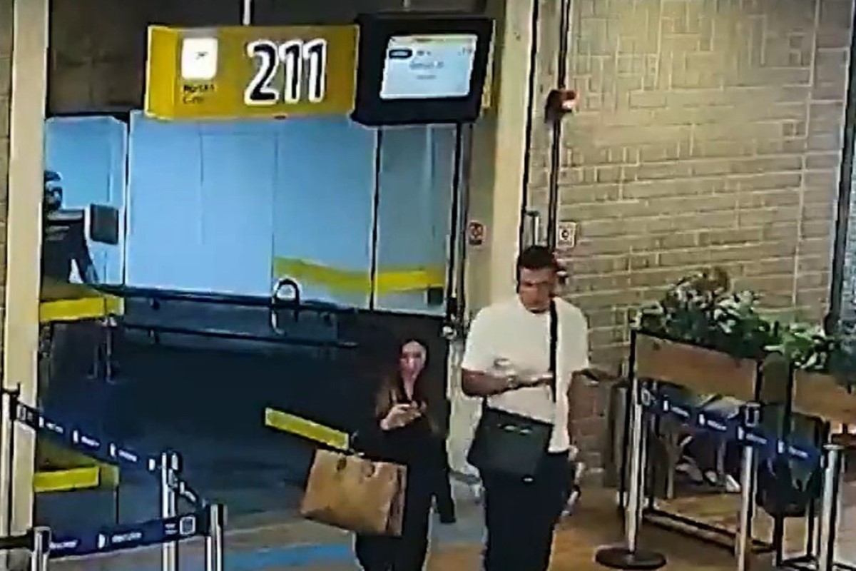 O delator do PCC Vinícius Gritzbach deixa o aeroporto ao lado da namorada, Maria Helena Paiva - Metrópoles
