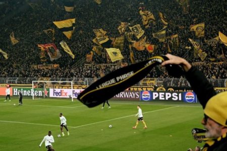 Foto colorida da Torcida do Borussia Dortmund - Metrópoles
