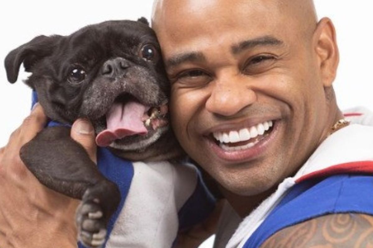 Cezar Black se emociona ao atualizar estado de saúde de Rocco, seu cachorrinho