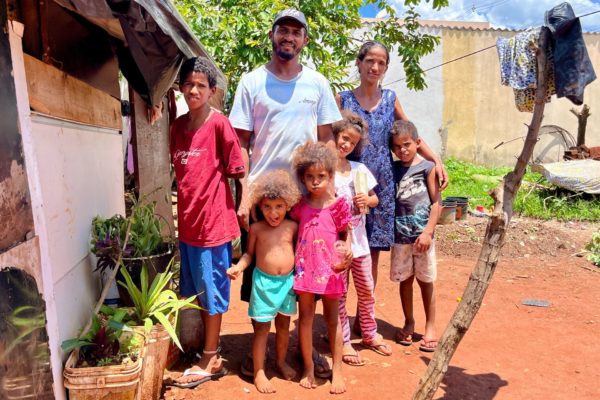Imagem de família em situação de insegurança alimentar a 4km do Palácio do Alvorada em Brasília - Metrópoles