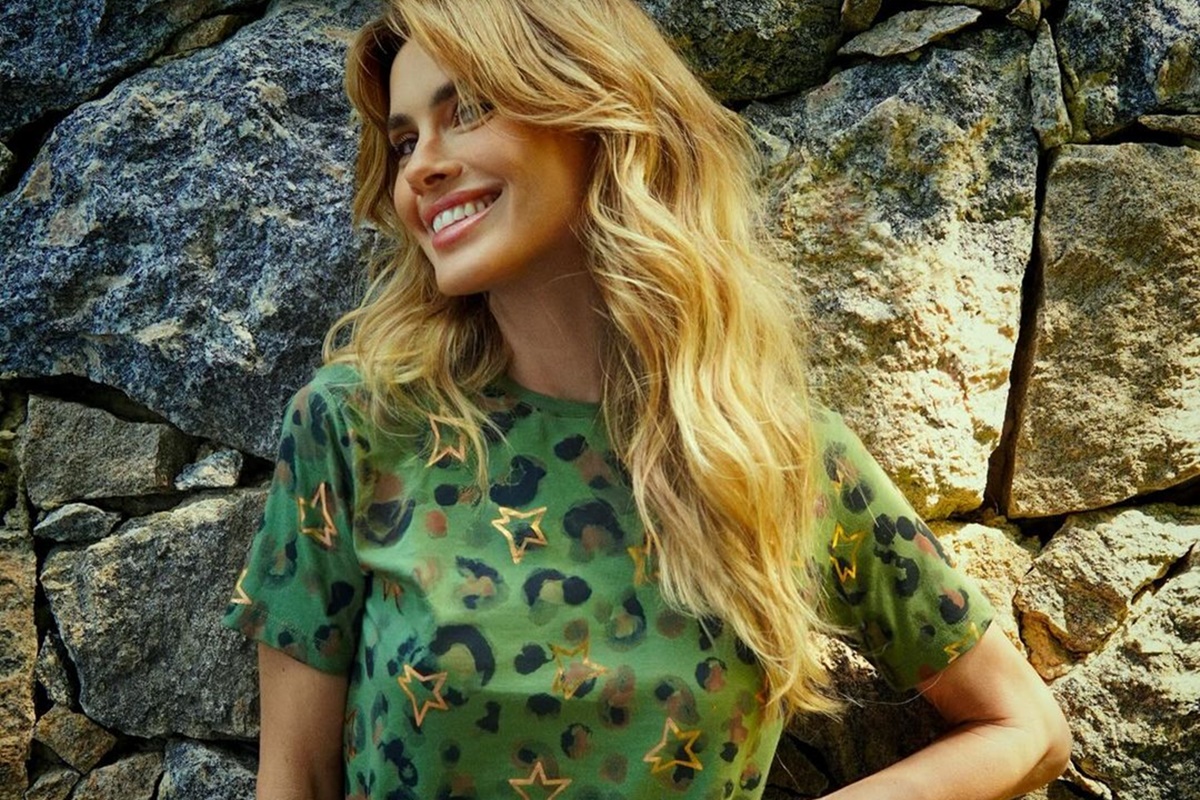 Carolina Dieckmann posa sorridente e de cabelos soltos para as redes sociais - Metrópoles