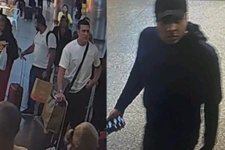 Duas fotos em um mesmo quadro. Esquerda, pessoas andando em saguão de desembarque. Direita, homem vestido de preto, com boné da mesma cor, segurando celular - Metrópoles
