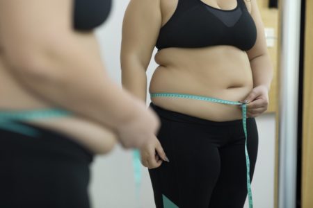 Mulher mede a cintura. Metrópoles. Obesidade, peso