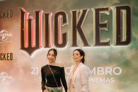 Imagem colorida das dubladores de The Wicked