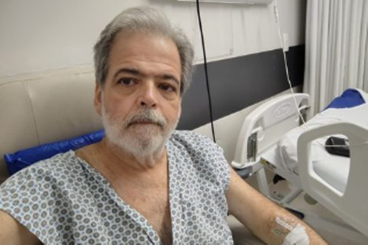 Imagem colorida do ator Claudio Cinti no hospital