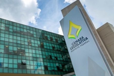 Imagem colorida da fachada da Câmara do DF