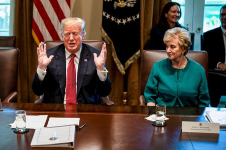 Imagem colorida de Trump e Linda - Metrópoles
