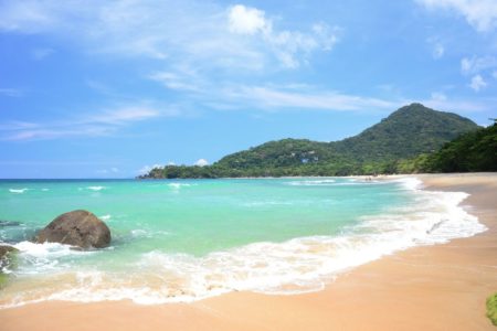 Imagem colorida de uma praia