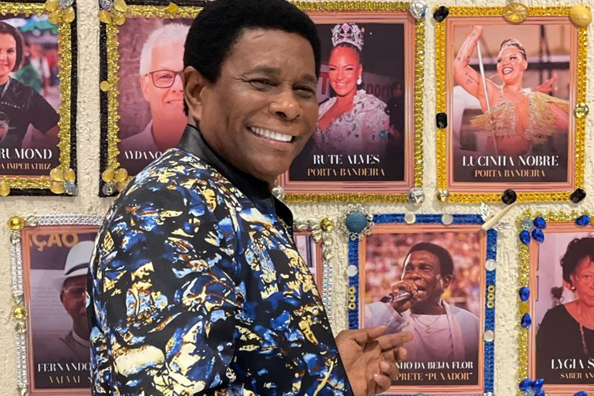 Neguinho da Beija-Flor posa sorridente para as redes sociais - Metrópoles