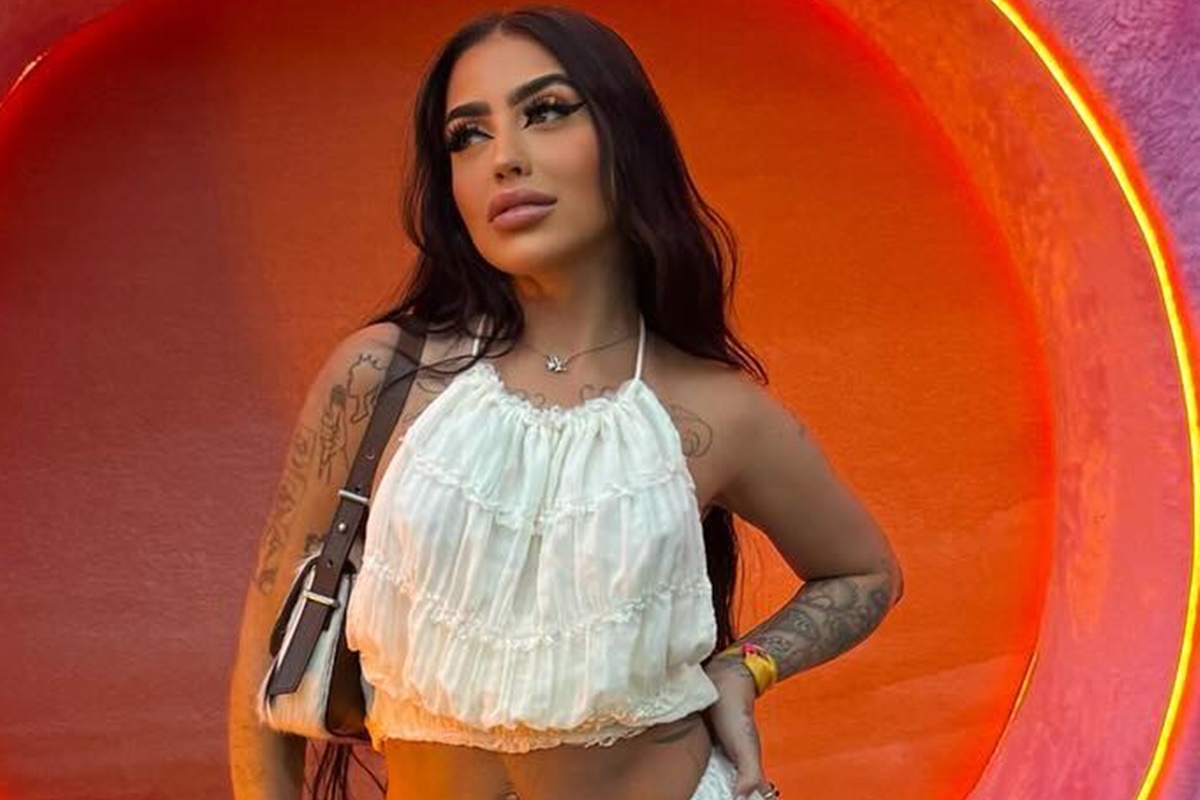 MC Mirella posa com a mão na cintura e cabelos soltos - Metrópoles