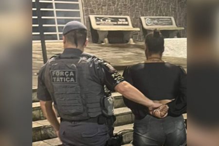 Imagem colorida mostra policial militar (PM) conduzindo mulher presa no litoral de São Paulo - Metrópoles